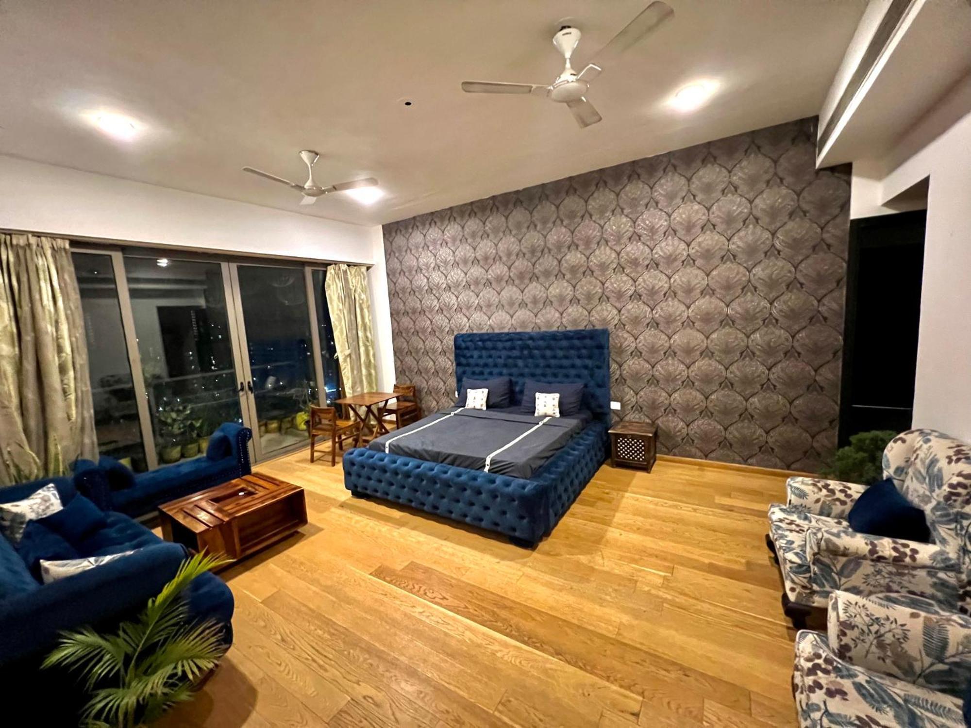 Luxury Master Bedroom With Bathtub N Private Entry Gurgaon Exterior photo